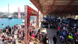 Multitud de personas en la Ciclosferia 2024 en La Marina de València