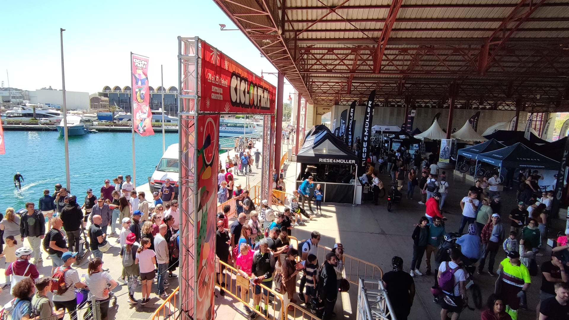 Multitud de personas en la Ciclosferia 2024 en La Marina de València