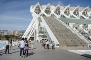 Vista de la Ciutat de les Arts i les Ciències en Valencia con visitantes