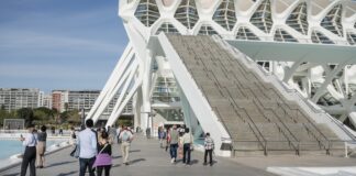 Vista de la Ciutat de les Arts i les Ciències en Valencia con visitantes