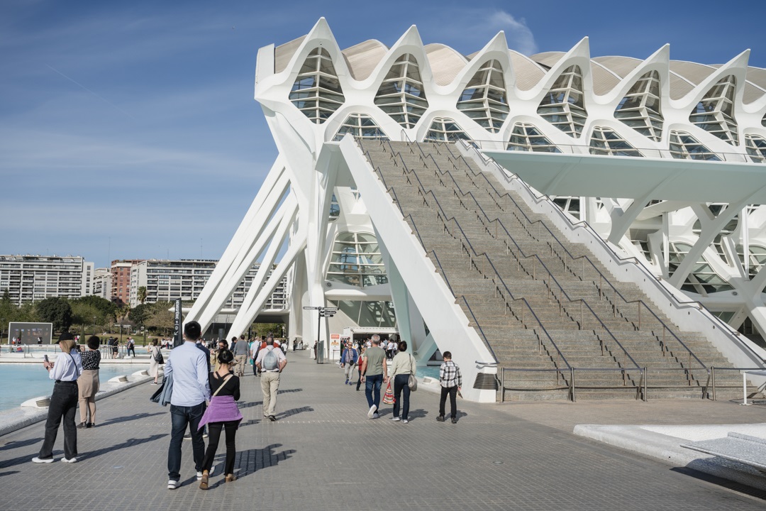 Vista de la Ciutat de les Arts i les Ciències en Valencia con visitantes