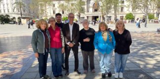 Grupo de floristas en la plaza del Ayuntamiento de Valencia