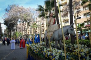 Procesión del Domingo de Ramos en Torrent con Jesús montado en un burro