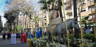 Procesión del Domingo de Ramos en Torrent con Jesús montado en un burro