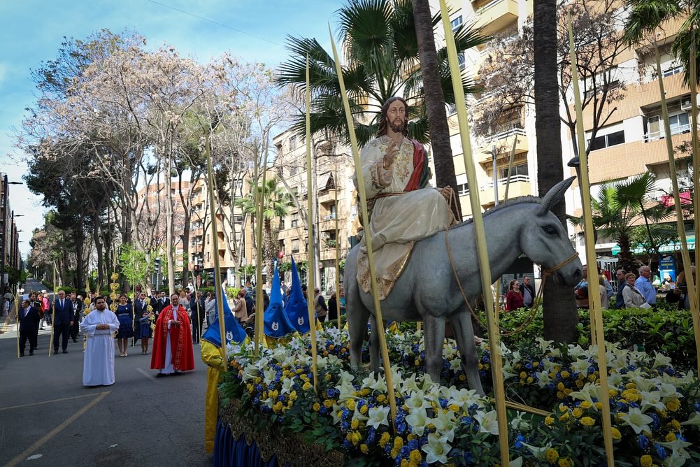 Procesión del Domingo de Ramos en Torrent con Jesús montado en un burro