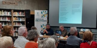 el-concejal-de-bibliotecas-roberto-usina-en-la-presentacion-del-libro-de-poemas-la-vida-en-pausa-del-autor-ricardo-fuertes-el-viernes-pasado