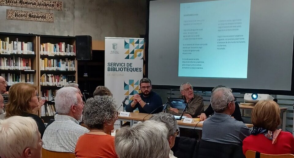 el-concejal-de-bibliotecas-roberto-usina-en-la-presentacion-del-libro-de-poemas-la-vida-en-pausa-del-autor-ricardo-fuertes-el-viernes-pasado