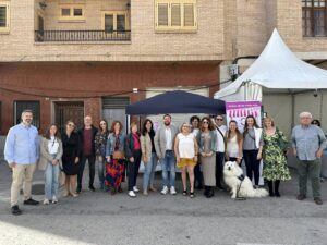 Grupo de personas en la fira del comerç local FirALEC en Rafelbunyol