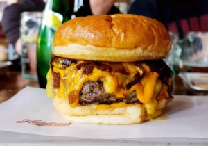 Hamburguesa con queso derretido y pan dorado