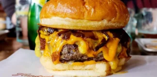 Hamburguesa de Hundred Burgers con queso derretido y pan suave
