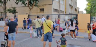 imagen-de-archivo-de-familias-en-la-puerta-de-un-centro-educativo-de-paterna