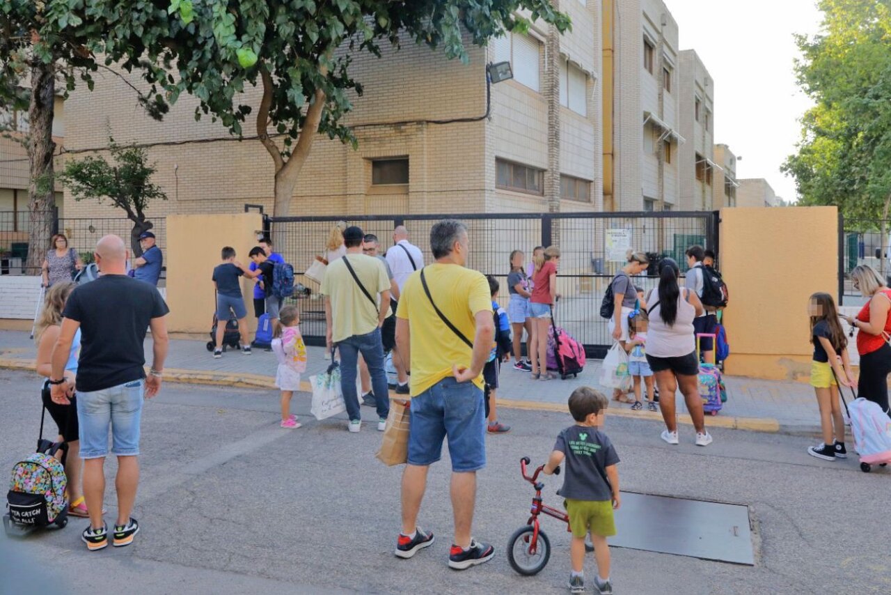 imagen-de-archivo-de-familias-en-la-puerta-de-un-centro-educativo-de-paterna
