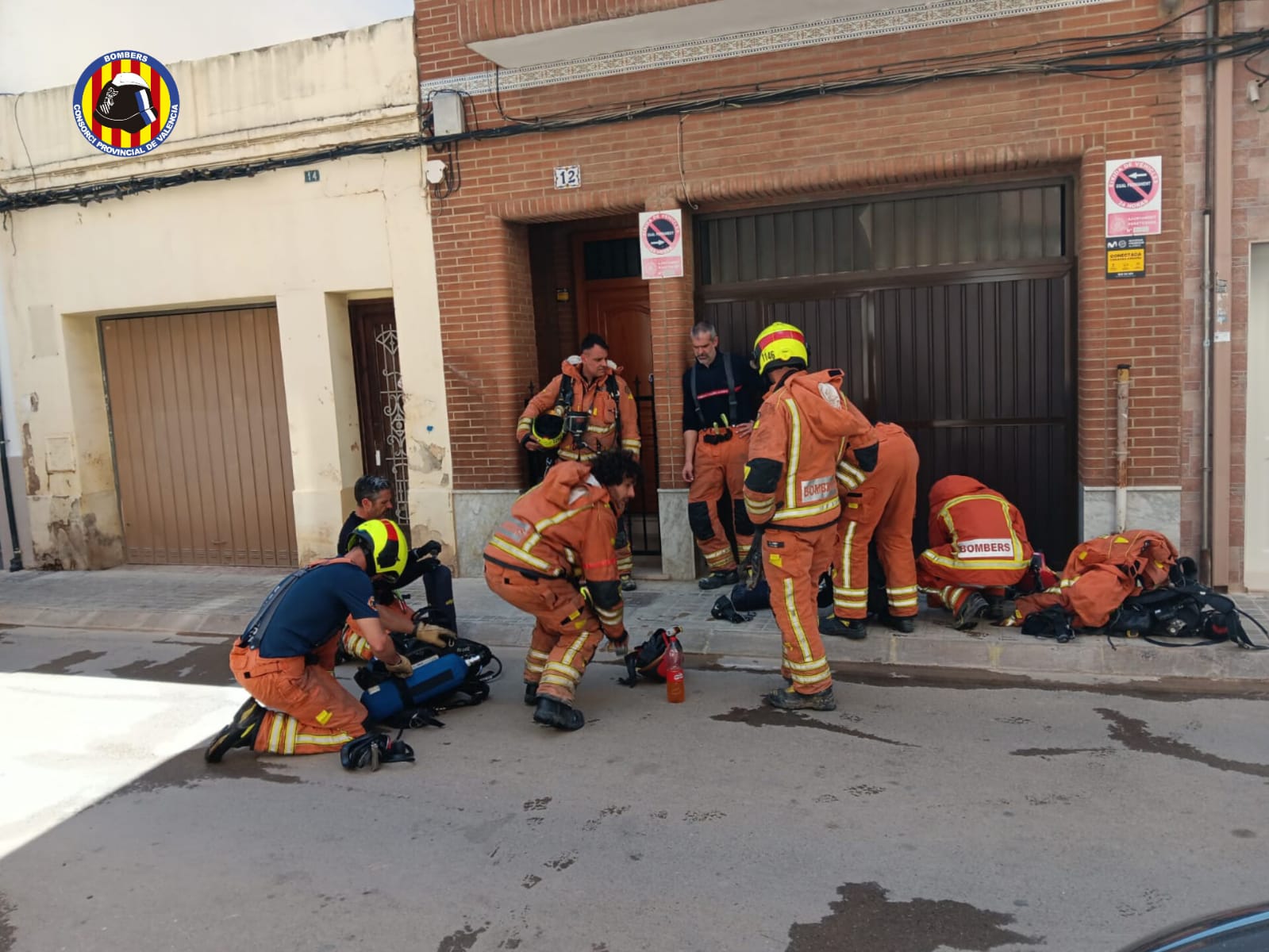 Bomberos trabajando en un incendio en Benetússer con equipos de protección