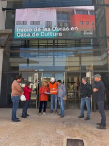 Inicio de las obras en la Casa de Cultura de Rocafort con varias personas presentes