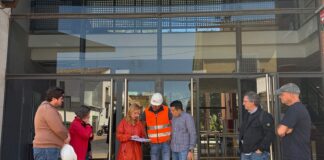 Inicio de las obras en la Casa de Cultura de Rocafort con varias personas presentes