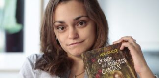 Laura Gallego sosteniendo su libro 'Donde los árboles cantan'