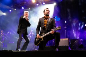 Loquillo actuando en un concierto con guitarra eléctrica