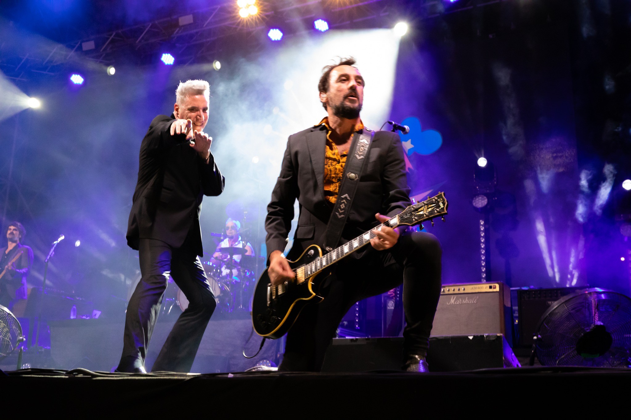 Loquillo actuando en un concierto con guitarra eléctrica