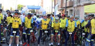 Participantes en la marxa ciclista solidària en Picassent listos para comenzar