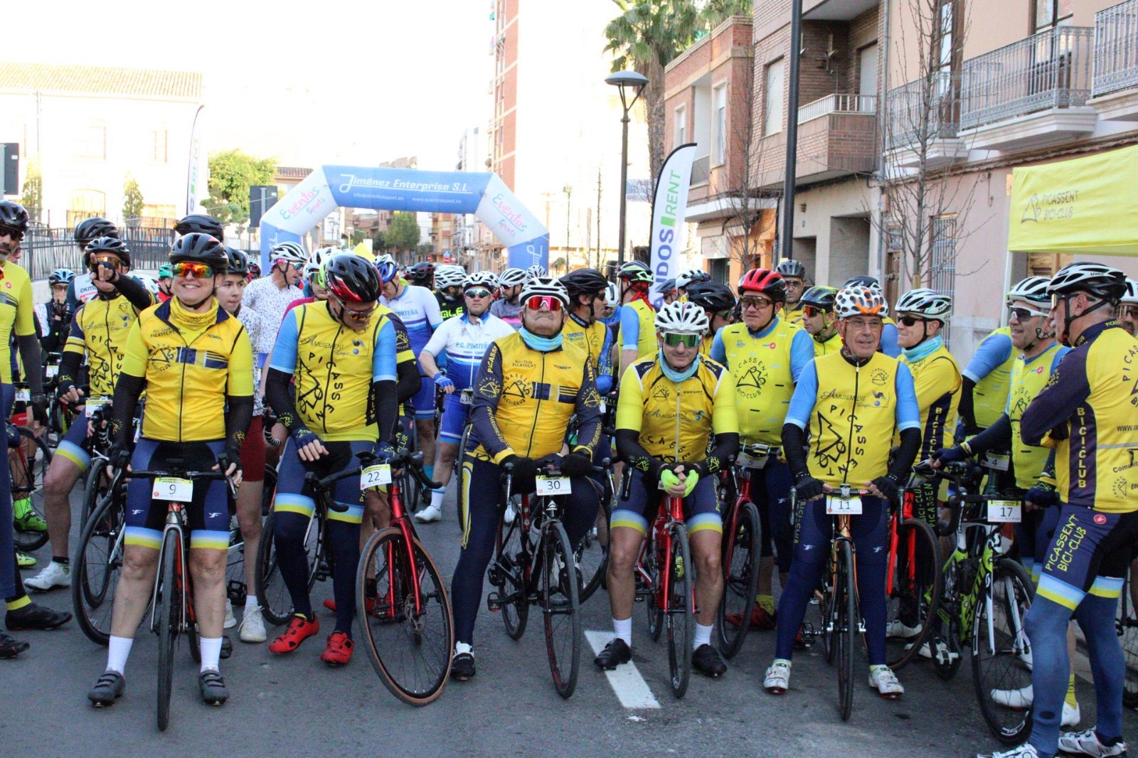 Participantes en la marxa ciclista solidària en Picassent listos para comenzar