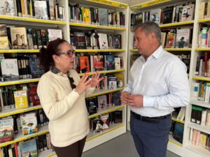 Dos personas conversando en la biblioteca municipal de Albalat dels Sorells