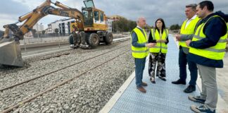 Visita de autoridades en la obra del puente de Metrovalencia en Paiporta