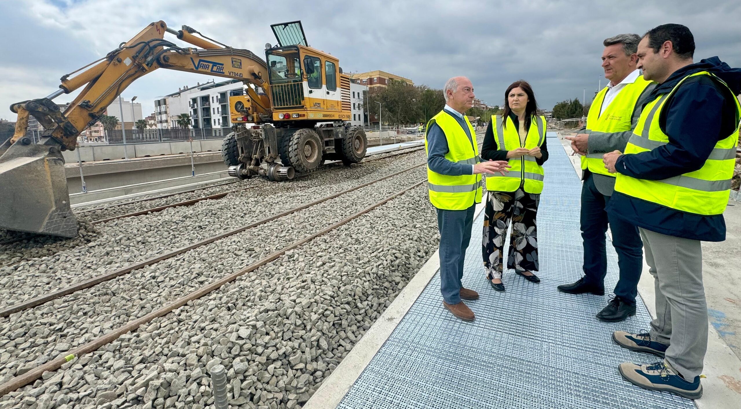 Visita de autoridades en la obra del puente de Metrovalencia en Paiporta