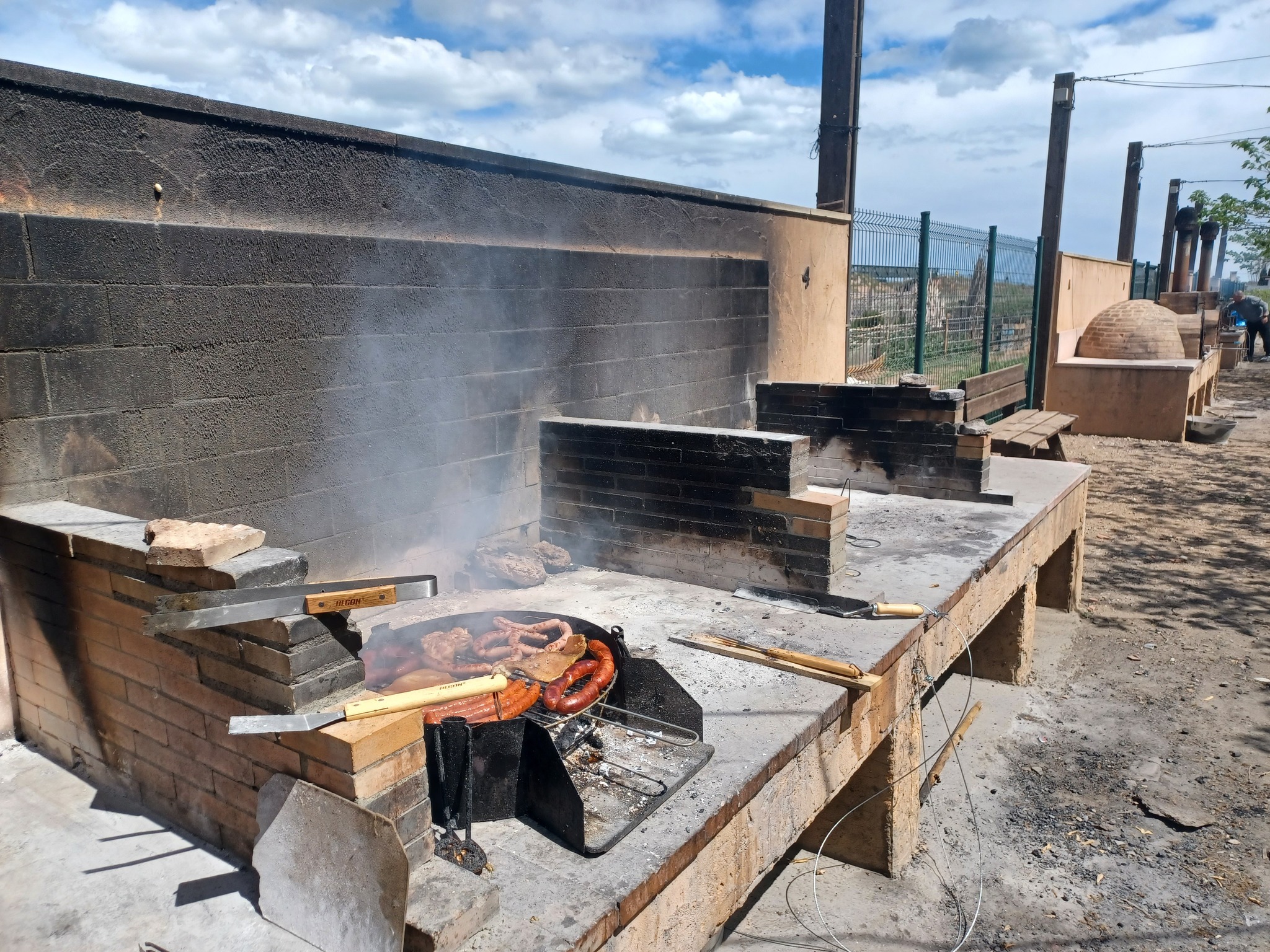 Paeller en el área recreativa del Llarí en La Pobla de Farnals