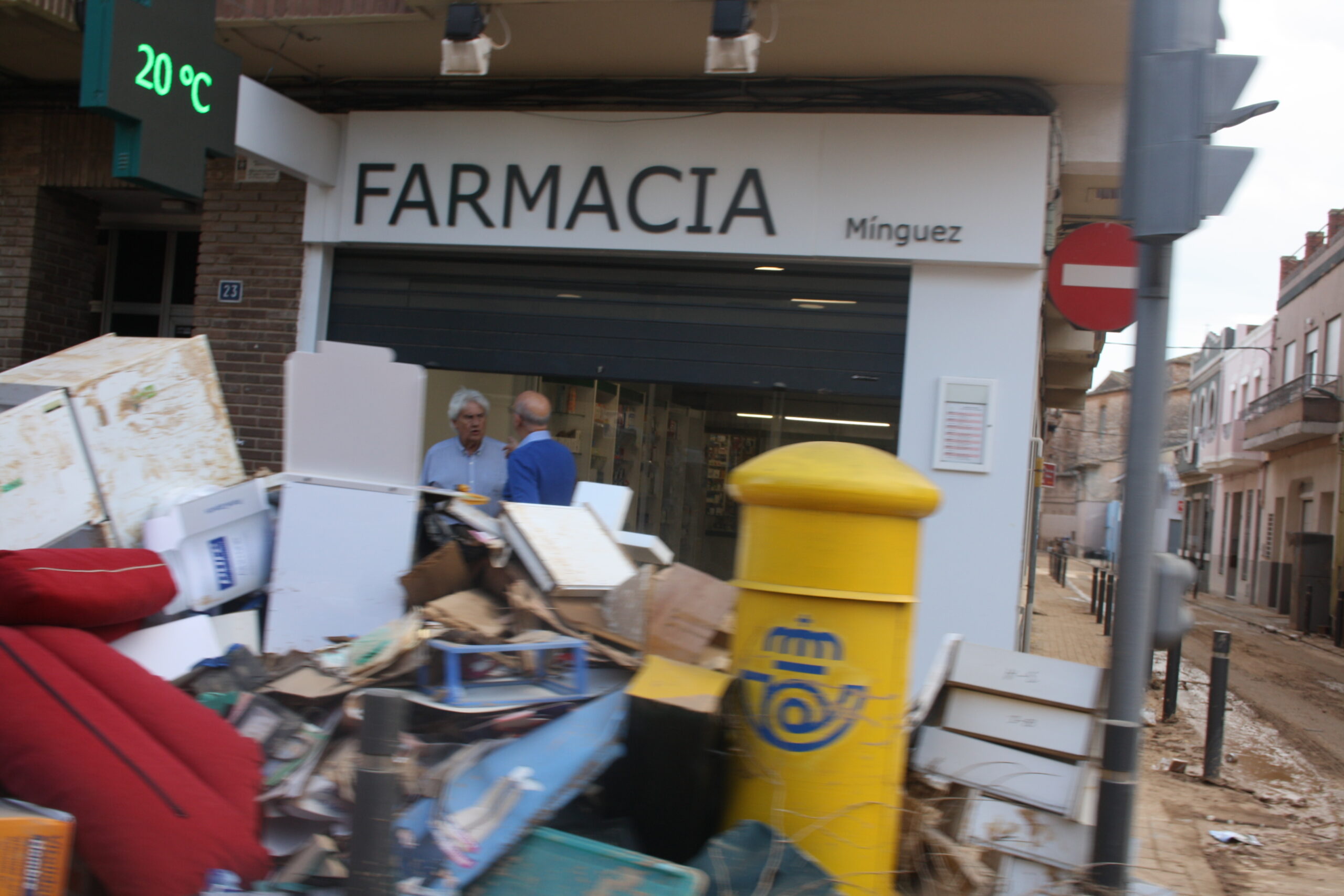 Montón de escombros frente a una farmacia en Paiporta tras la DANA