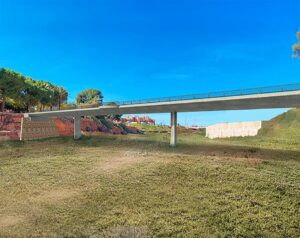 Vista del nuevo Pont de la Memòria en Picanya, rodeado de naturaleza.
