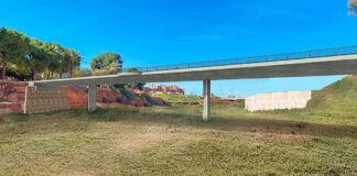 Vista del nuevo Pont de la Memòria en Picanya, rodeado de naturaleza.