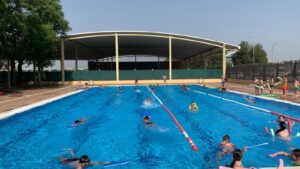 Niños nadando en la piscina de Castellar-l'Oliveral durante la rehabilitación