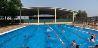 Niños nadando en la piscina de Castellar-l'Oliveral durante la rehabilitación