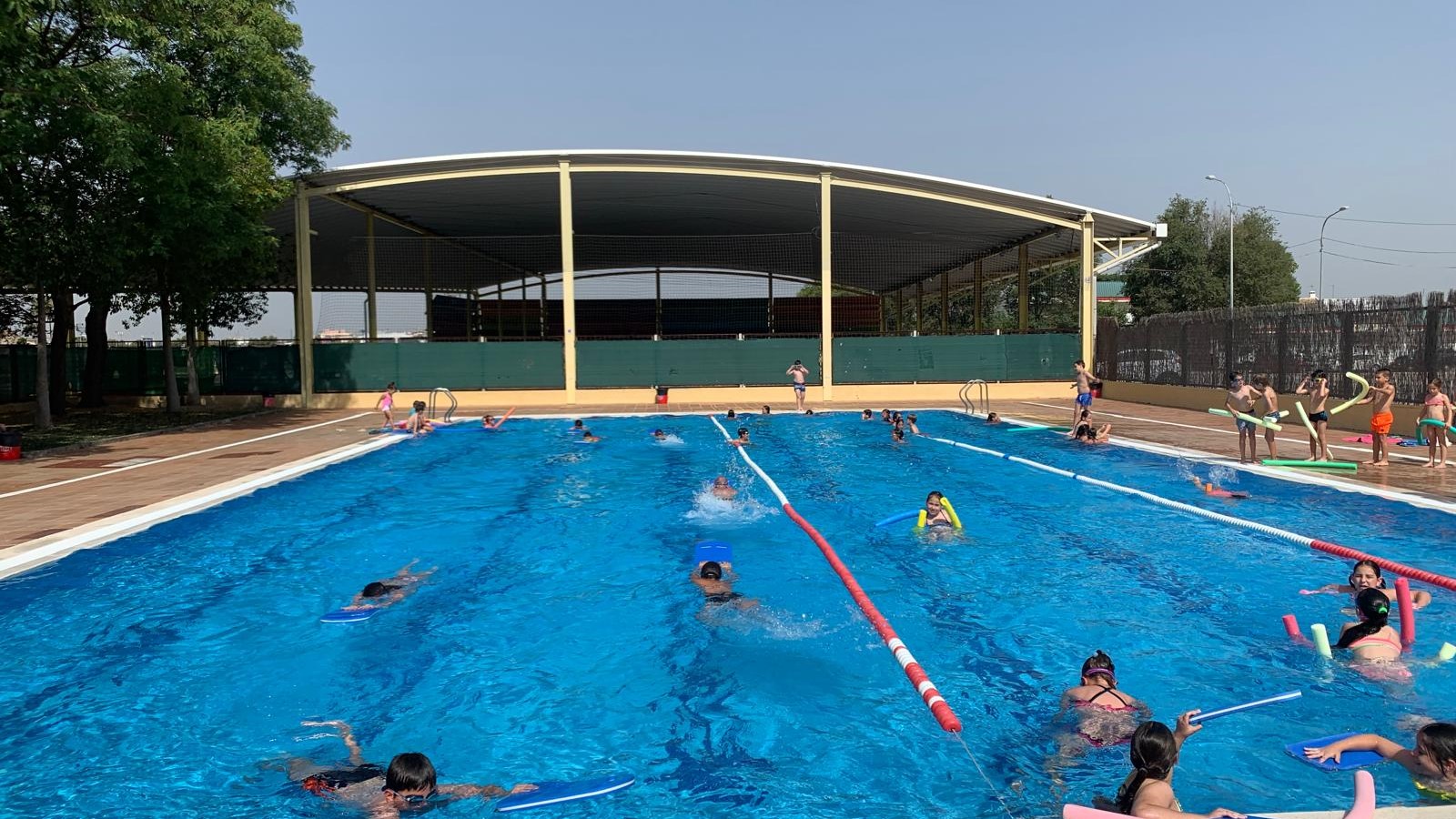 Niños nadando en la piscina de Castellar-l'Oliveral durante la rehabilitación