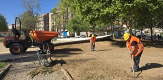 Trabajadores realizando labores de renovación en el parque Villa Amparo de Paiporta