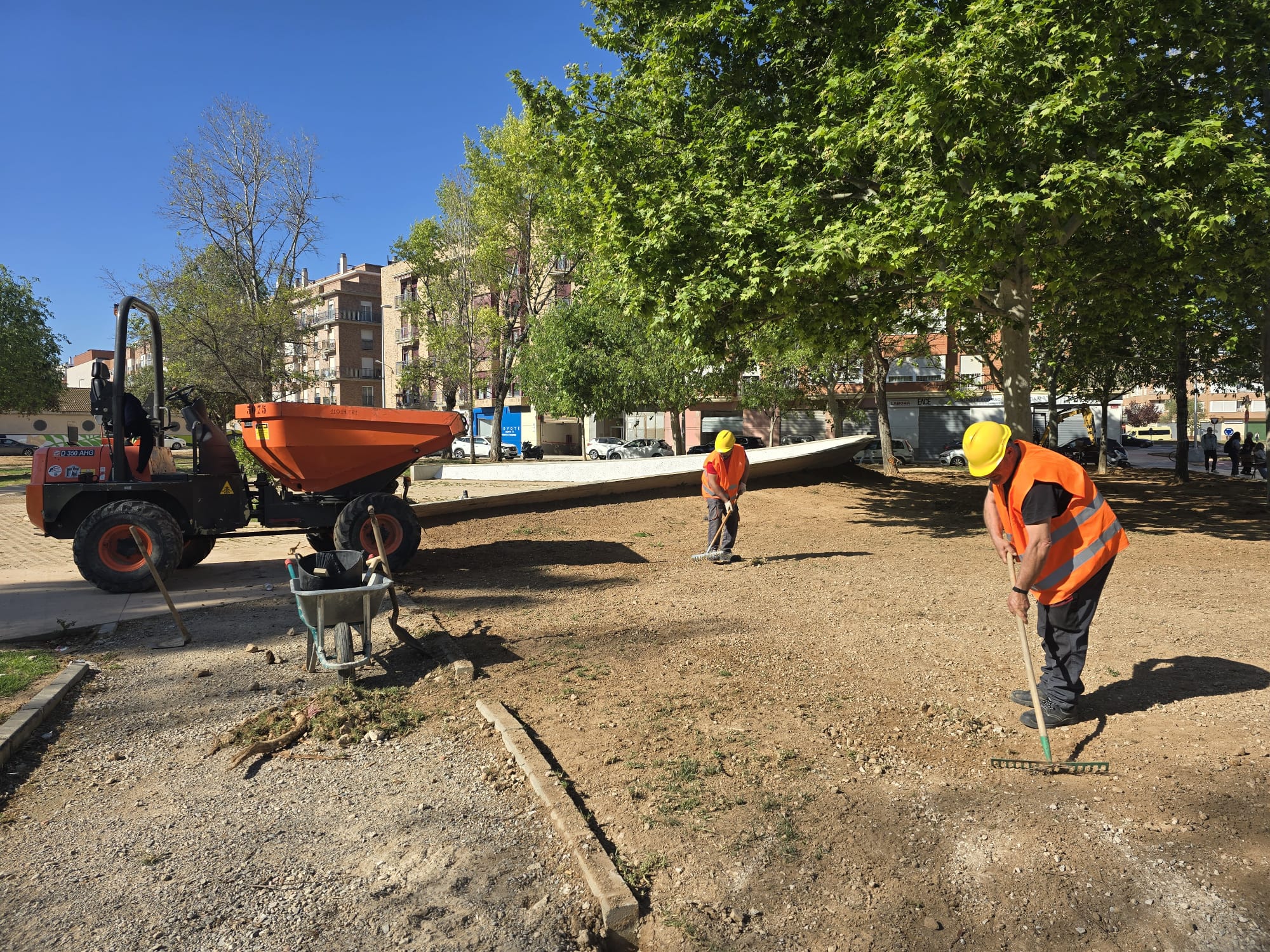 Trabajadores realizando labores de renovación en el parque Villa Amparo de Paiporta