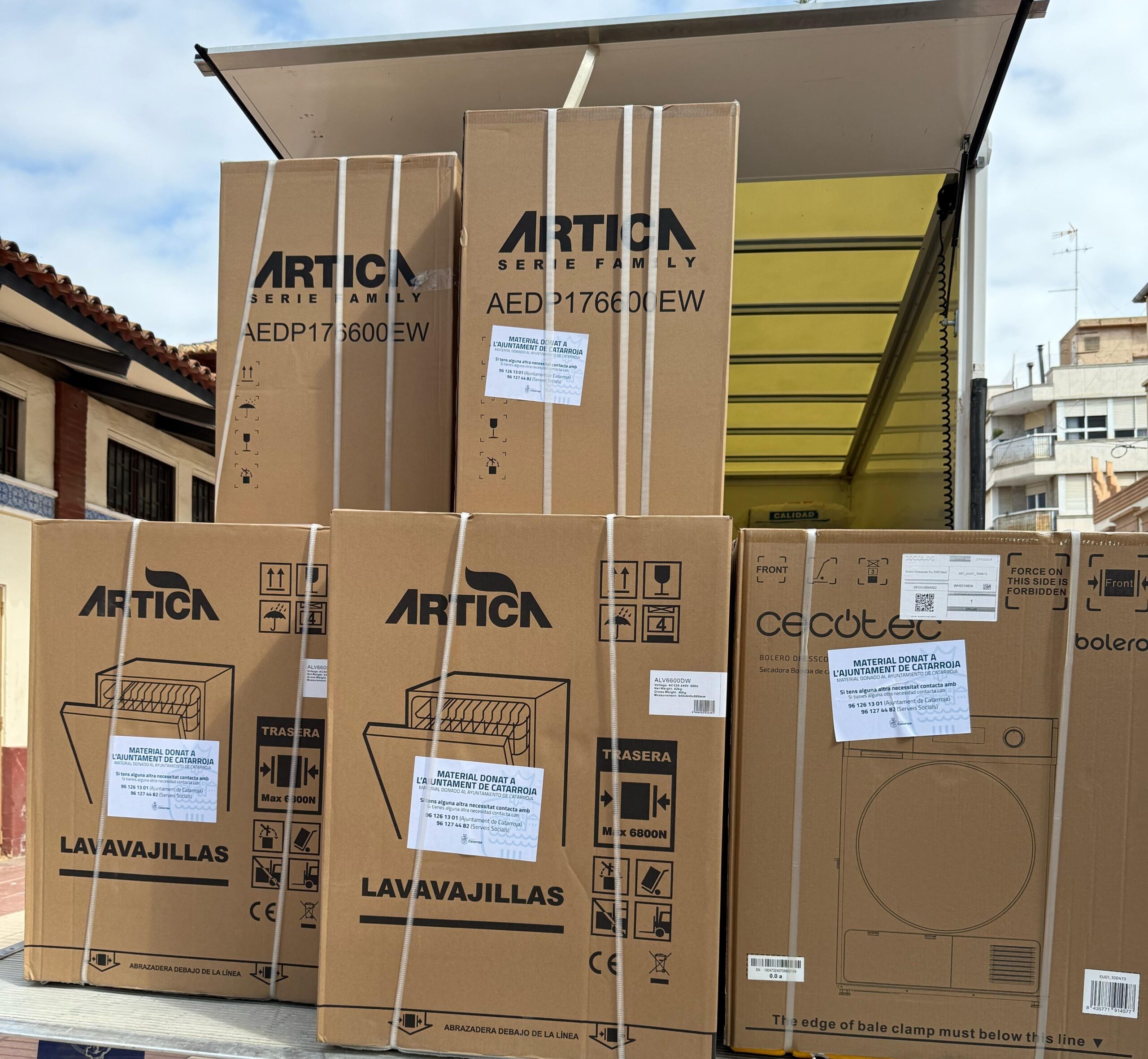 Cajas de electrodomésticos donados en Catarroja para familias afectadas
