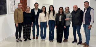 sagredo-con-la-presidenta-de-junta-local-fallera-de-paterna-la-teniente-alcalde-de-tradiciones-y-los-miembros-de-la-comision-del-museo-fallero-de-paterna.