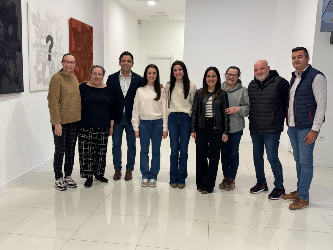 sagredo-con-la-presidenta-de-junta-local-fallera-de-paterna-la-teniente-alcalde-de-tradiciones-y-los-miembros-de-la-comision-del-museo-fallero-de-paterna.