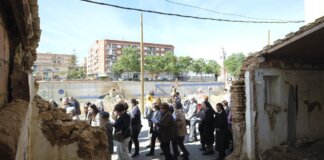 El Via Crucis de Picanya realiza paradas ante viviendas dañadas por la dana