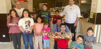 Los niños y niñas de tres pedanías afectadas por la DANA participan en un taller de Monas de Pascua