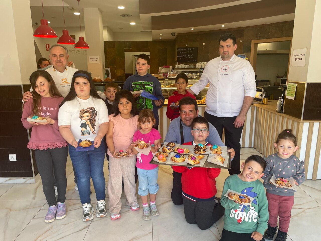 Los niños y niñas de tres pedanías afectadas por la DANA participan en un taller de Monas de Pascua