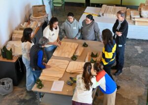 Grupo de personas montando mobiliario en un taller solidario en Catarroja