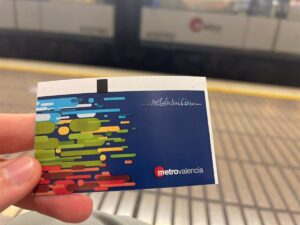 Tarjeta Móbilis de transporte joven en estación de metro