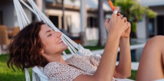 mujer leyendo el movil en una hamaca