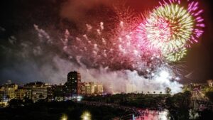 Espectacular exhibición de fuegos artificiales en Valencia