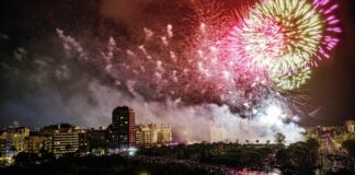 Espectacular exhibición de fuegos artificiales en Valencia