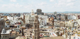 Vista aérea de la ciudad de Valencia con edificios y nubes