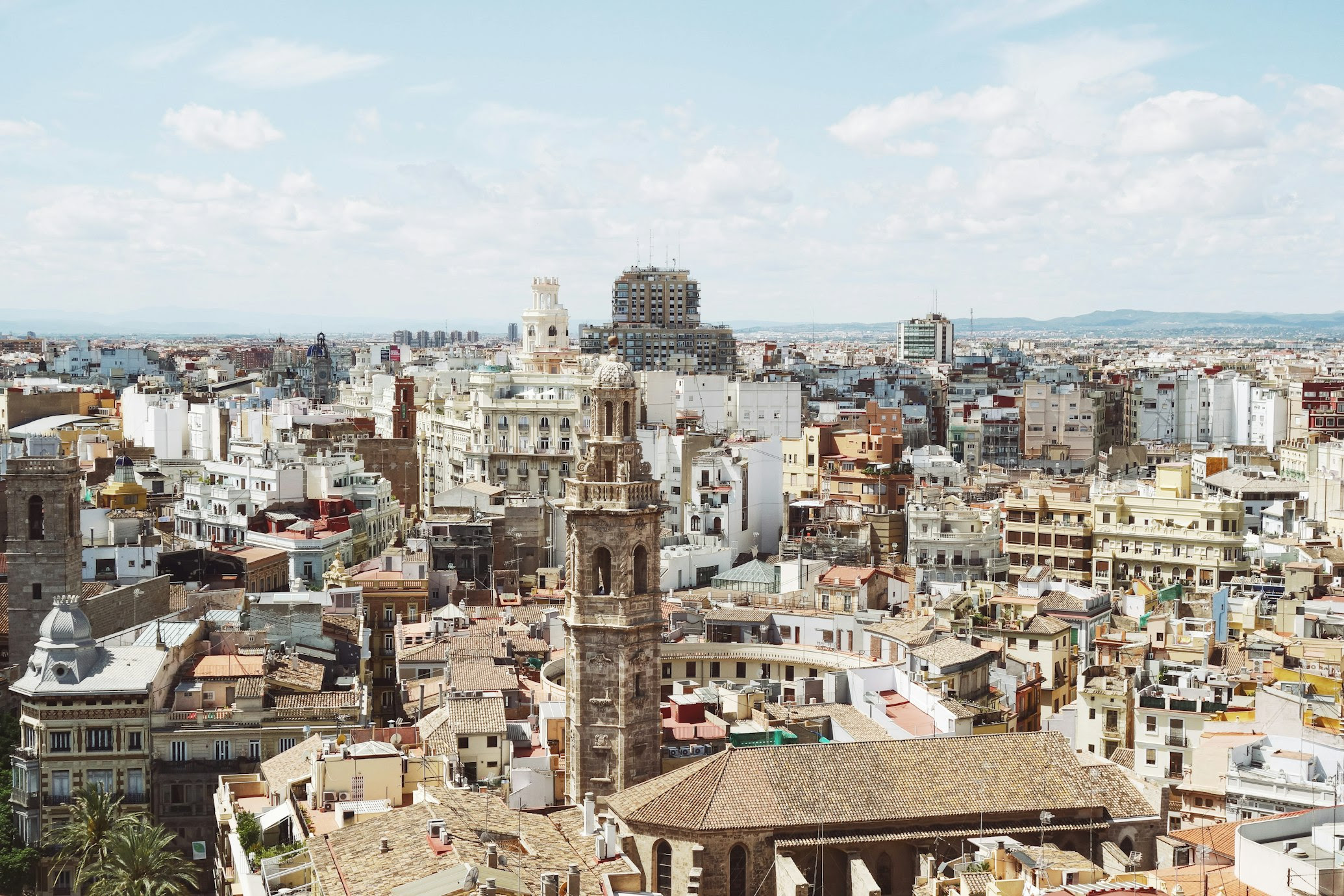 Vista aérea de la ciudad de Valencia con edificios y nubes