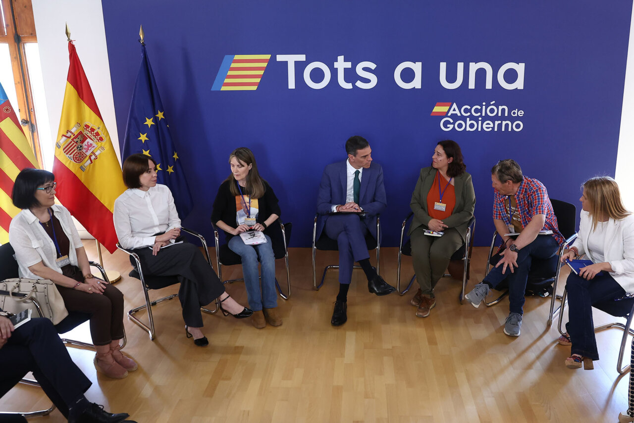 El presidente del Gobierno, Pedro Sánchez, junto a los representantes de las asociaciones  de víctimas de la DANA 